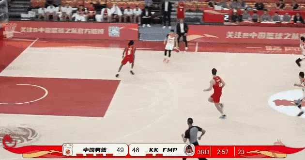 乐鱼体育-焦泊乔空切对抗上篮打进得到9分，中国男篮领先至3分