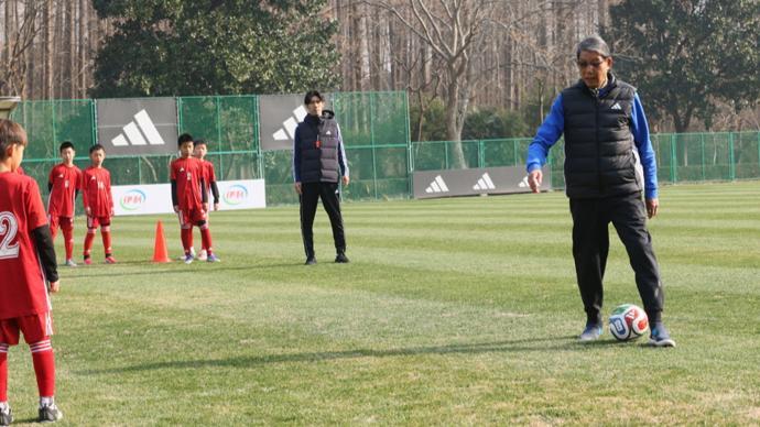 乐鱼体育app下载-根宝足球基地迎“首位接班人”，吕文君退役转型挂帅海港“一生一世队”