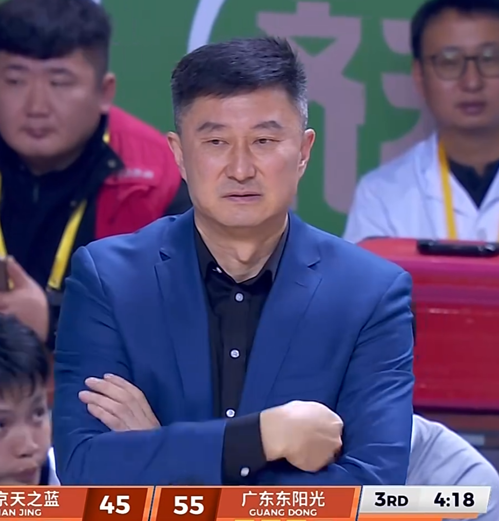 乐鱼体育官方网站-广东3消息！杜锋落选最佳教练，徐昕深夜发声，杜润旺合同将到期